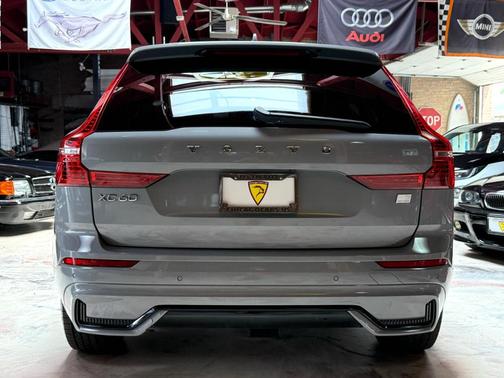 2024 Volvo XC60 Recharge Plug-In Hybrid T8 Core Dark Theme