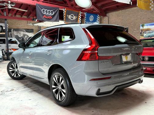 2024 Volvo XC60 Recharge Plug-In Hybrid T8 Core Dark Theme