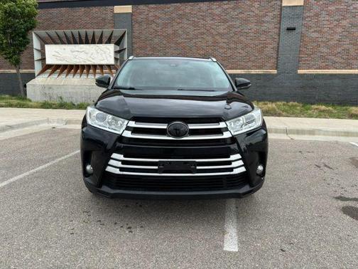 Black 2017 Toyota Highlander XLE