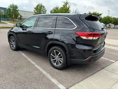 Black 2017 Toyota Highlander XLE