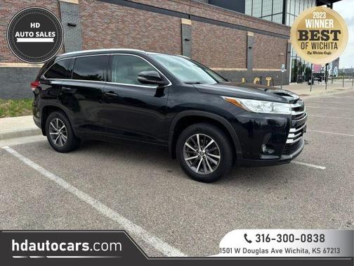 Black 2017 Toyota Highlander XLE