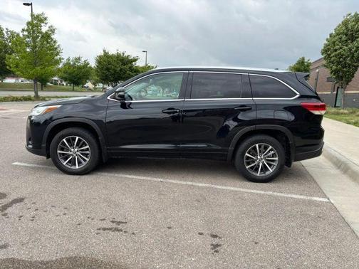 Black 2017 Toyota Highlander XLE