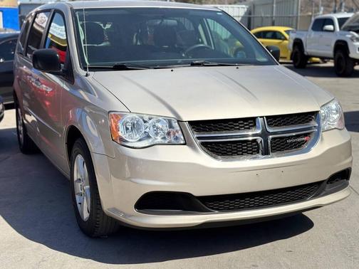 Gold 2013 Dodge Grand Caravan SE