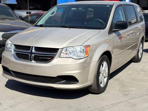 Gold 2013 Dodge Grand Caravan SE