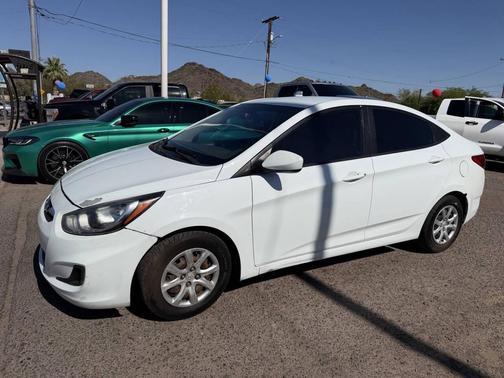 White 2013 Hyundai Accent SE