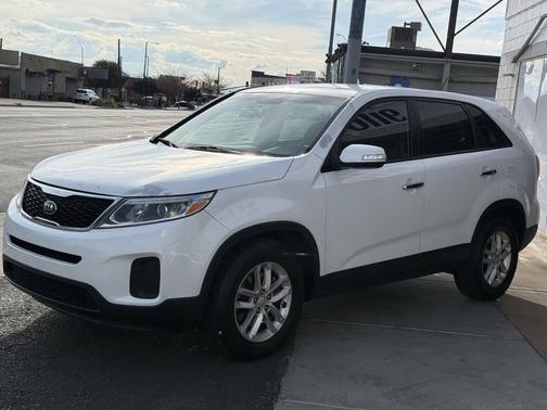 White 2014 Kia Sorento LX