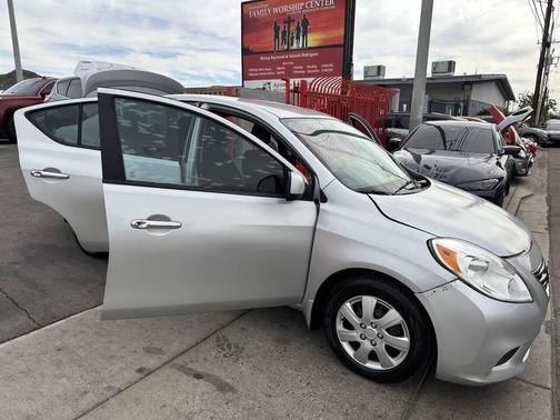 Silver 2014 Nissan Versa 1.6 SV