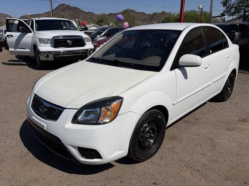 White 2010 Kia Rio LX