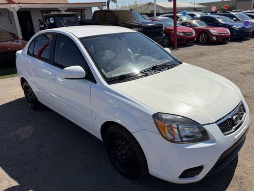 White 2010 Kia Rio LX