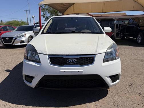 White 2010 Kia Rio LX
