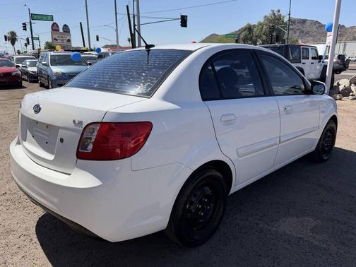 White 2010 Kia Rio LX