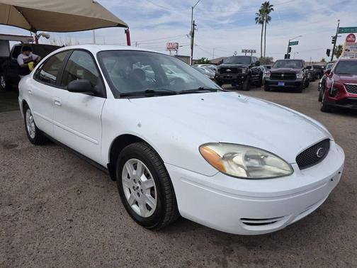 White 2006 Ford Taurus SE 4dr Sedan
