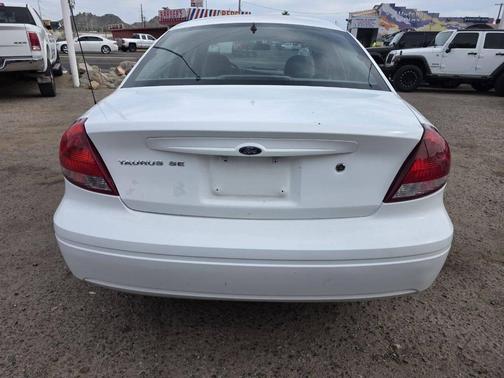 White 2006 Ford Taurus SE 4dr Sedan