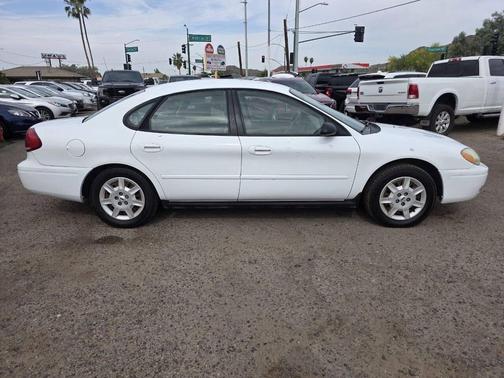 White 2006 Ford Taurus SE 4dr Sedan