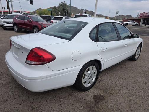 White 2006 Ford Taurus SE 4dr Sedan
