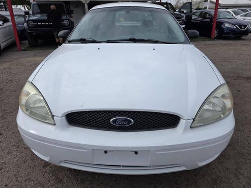 White 2006 Ford Taurus SE 4dr Sedan