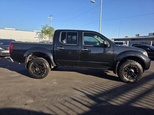 Black 2019 Nissan Frontier SV
