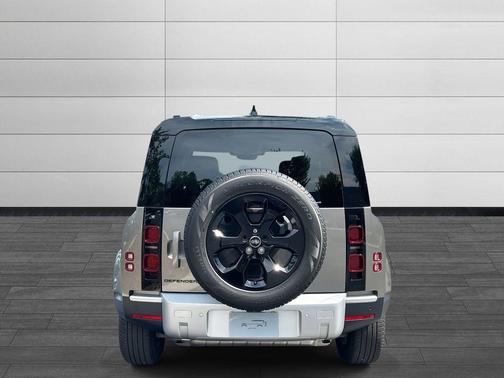 2025 Land Rover Defender 110 P300