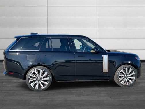 2026 Land Rover Range Rover P615 SV