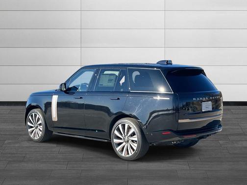 2026 Land Rover Range Rover P615 SV