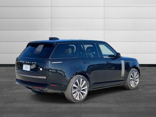 2026 Land Rover Range Rover P615 SV