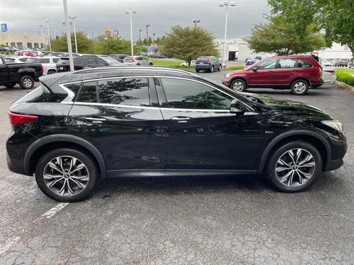 2017 INFINITI QX30 Premium