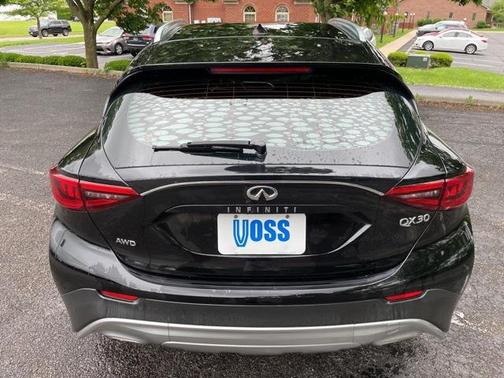 2017 INFINITI QX30 Premium