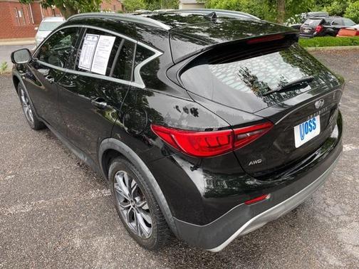 2017 INFINITI QX30 Premium