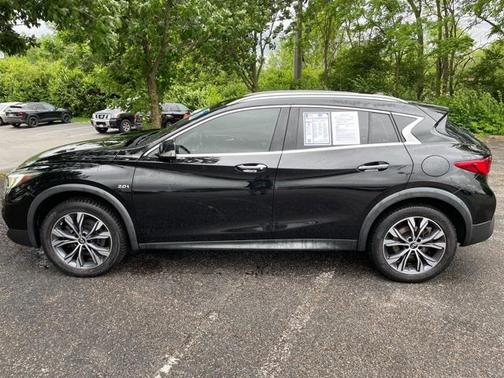 2017 INFINITI QX30 Premium