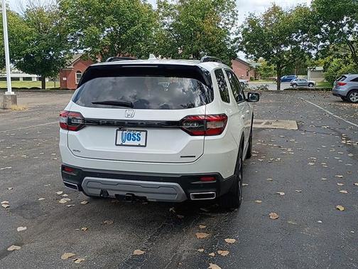 Platinum White Pearl 2023 Honda Pilot Touring 8-Passenger