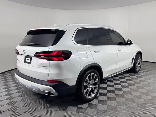 Mineral White Metallic 2025 BMW X5 xDrive40i