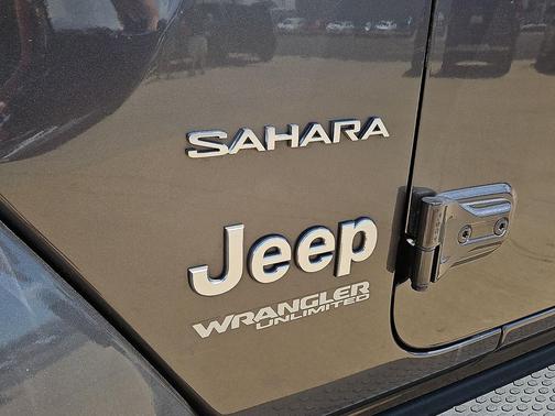Granite Crystal Metallic Clearcoat 2021 Jeep Wrangler Unlimited Sahara