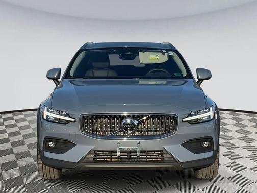 2023 Volvo V60 Cross Country Plus