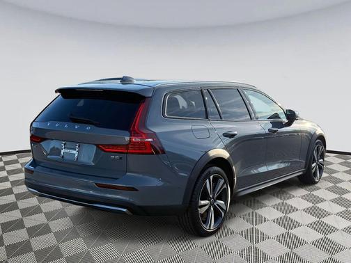 2023 Volvo V60 Cross Country Plus
