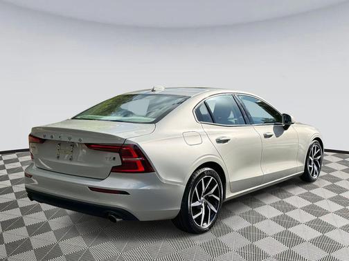 2020 Volvo S60 T6 Momentum