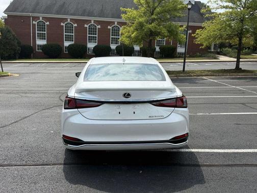 Eminent White Pearl 2025 Lexus ES 300h Ultra Luxury