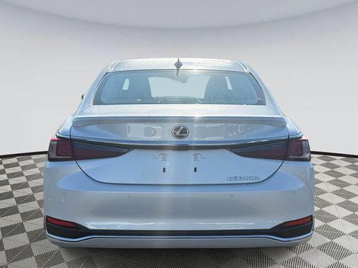 2025 Lexus ES 300h Luxury