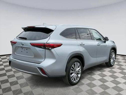 2023 Toyota Highlander Hybrid Platinum