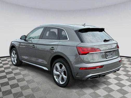 Chronos Gray Metallic 2023 Audi Q5 S line Prestige