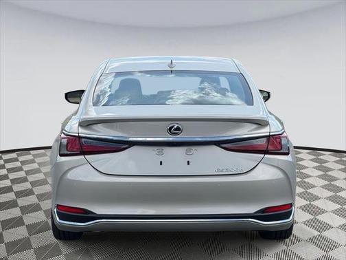 2025 Lexus ES 300h Luxury