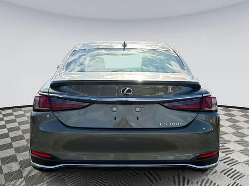 2025 Lexus ES 300h Luxury