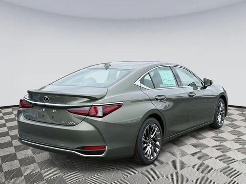 2025 Lexus ES 300h Luxury