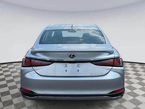 2025 Lexus ES 300h F SPORT Design