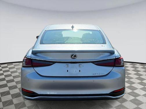 2025 Lexus ES 300h Luxury