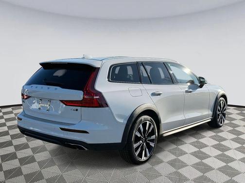 2021 Volvo V60 Cross Country T5