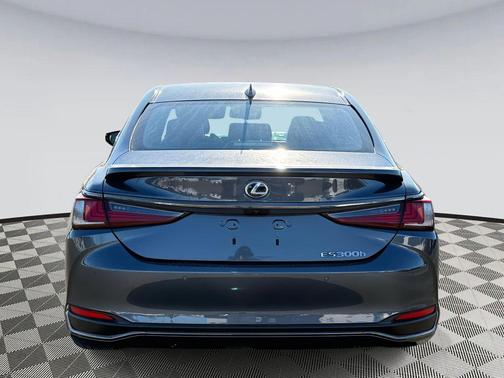 2022 Lexus ES 300h F SPORT