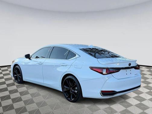 2023 Lexus ES 300h F SPORT Handling