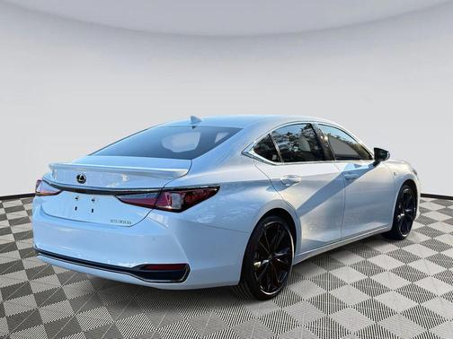 2023 Lexus ES 300h F SPORT Handling