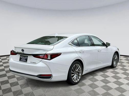 Eminent White Pearl 2022 Lexus ES 300h Luxury