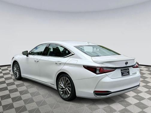 Eminent White Pearl 2022 Lexus ES 300h Luxury